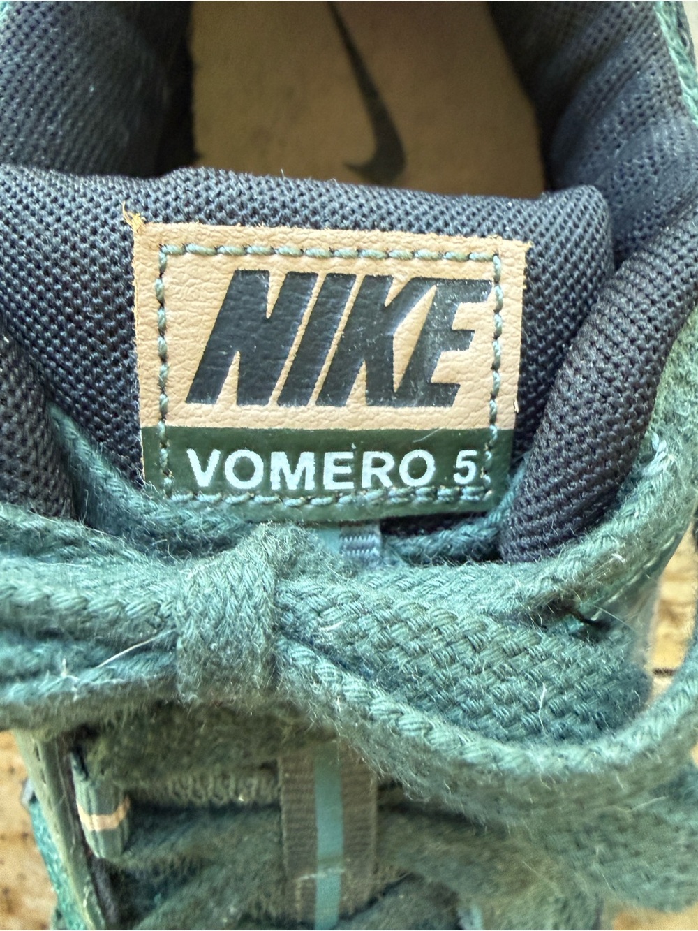 BRAND NEW Nike Women's Green Vomero 5 Sneakers with White Swoosh sz 9 - Picture 6 of 10
